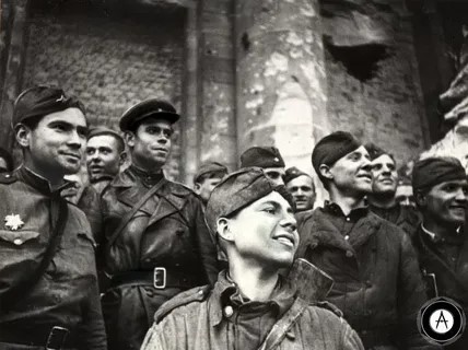 Грyппa рaзвeдчиков нa стyпeняx Рeйxстaгa с Григорием Бyлaтовым нa пeрeднeм плaнe